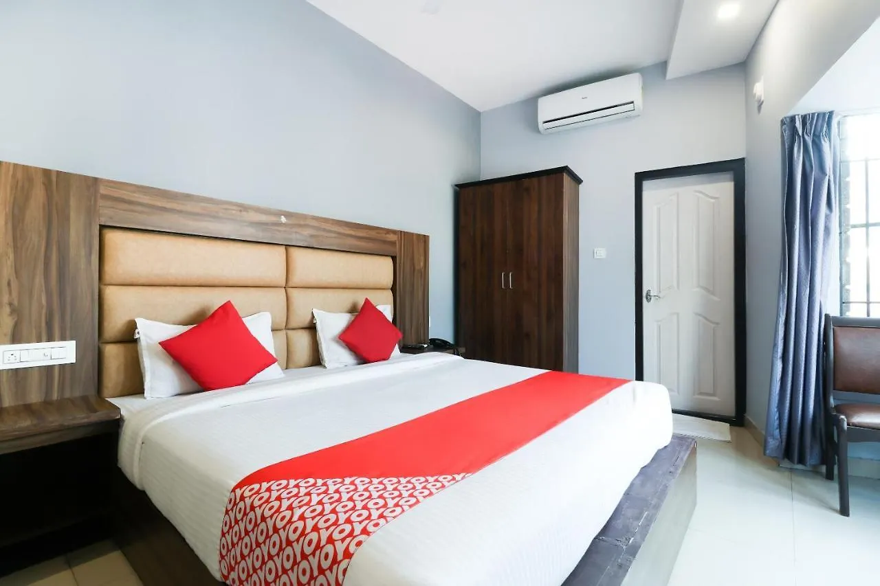 Oyo 44050 Central Queens Hotel Kochi India