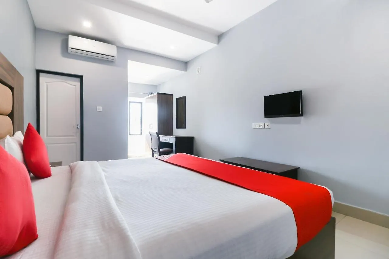 Oyo 44050 Central Queens Hotel Kochi 3*,