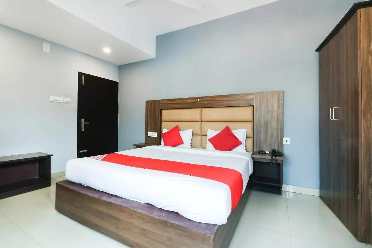 Oyo 44050 Central Queens Hotel Kochi 3*,  India