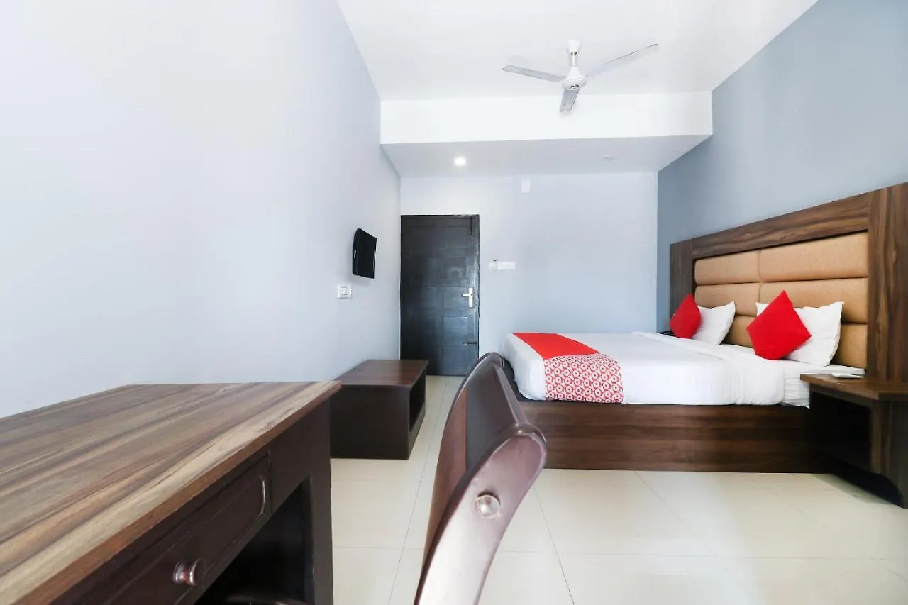 Oyo 44050 Central Queens Hotel Kochi 3*,  India