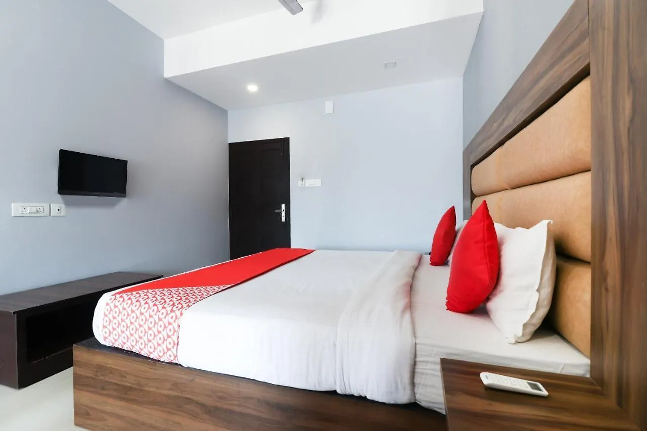 Oyo 44050 Central Queens Hotel Kochi