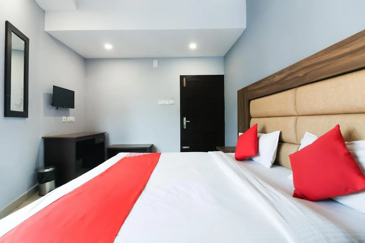 Oyo 44050 Central Queens Hotel Kochi India